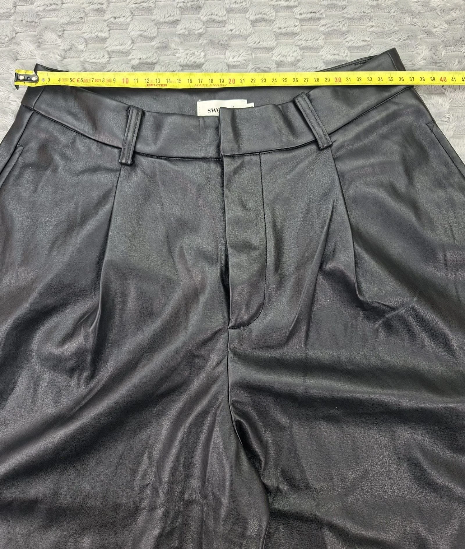 Sweewë Faux Leather Shorts Trousers Black Y2K Retro 2000s Style – photo 6